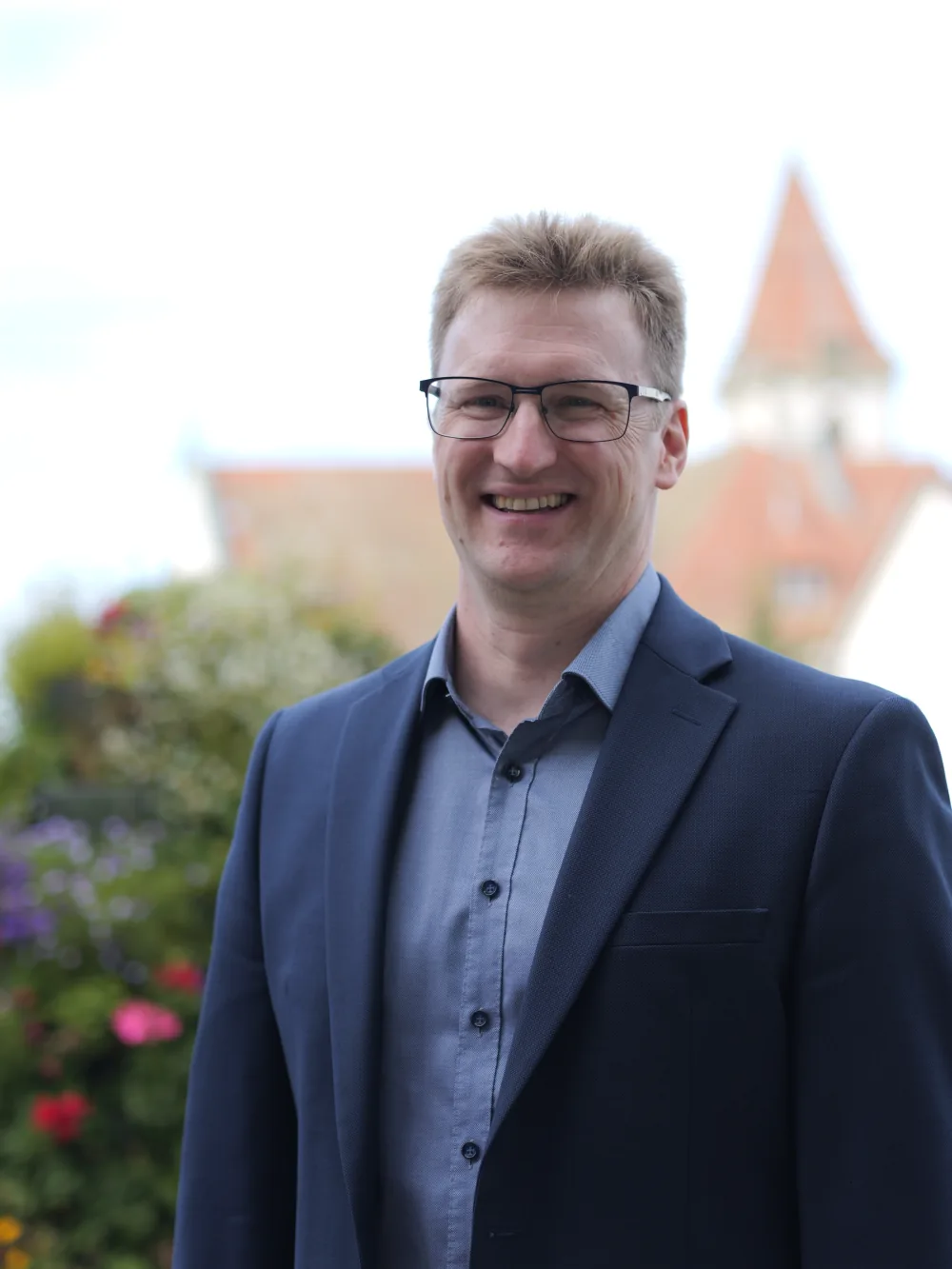 Markus Degen mit Blick auf Reute und den Kirchturm im Hintergrund